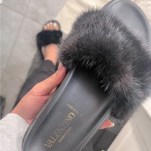 37 rockstud mink fur slides 🖤 valentino